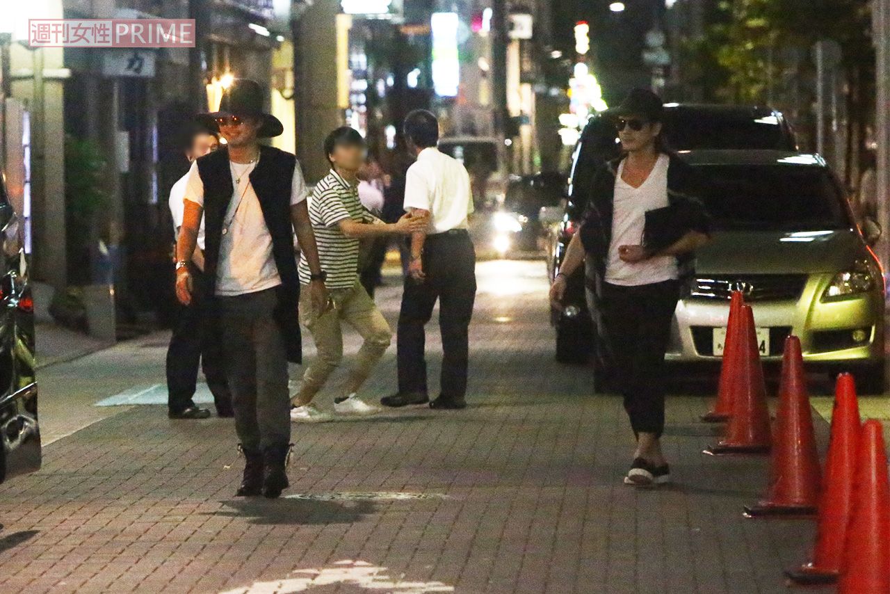 2015年9月、夜の街にそろって繰り出した滝沢秀明と今井翼