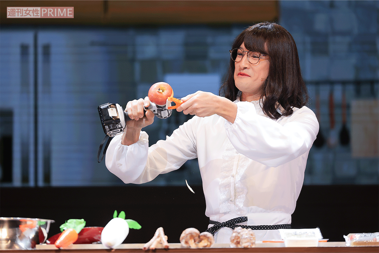 お約束の小技を披露!“リンゴの皮を素早くむく”テクを実践（撮影／高梨俊浩）