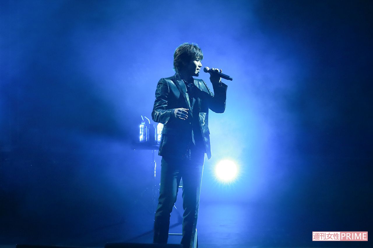 黒い衣装に着替えて、しっとりと歌い上げる姿がなんとも神々しい