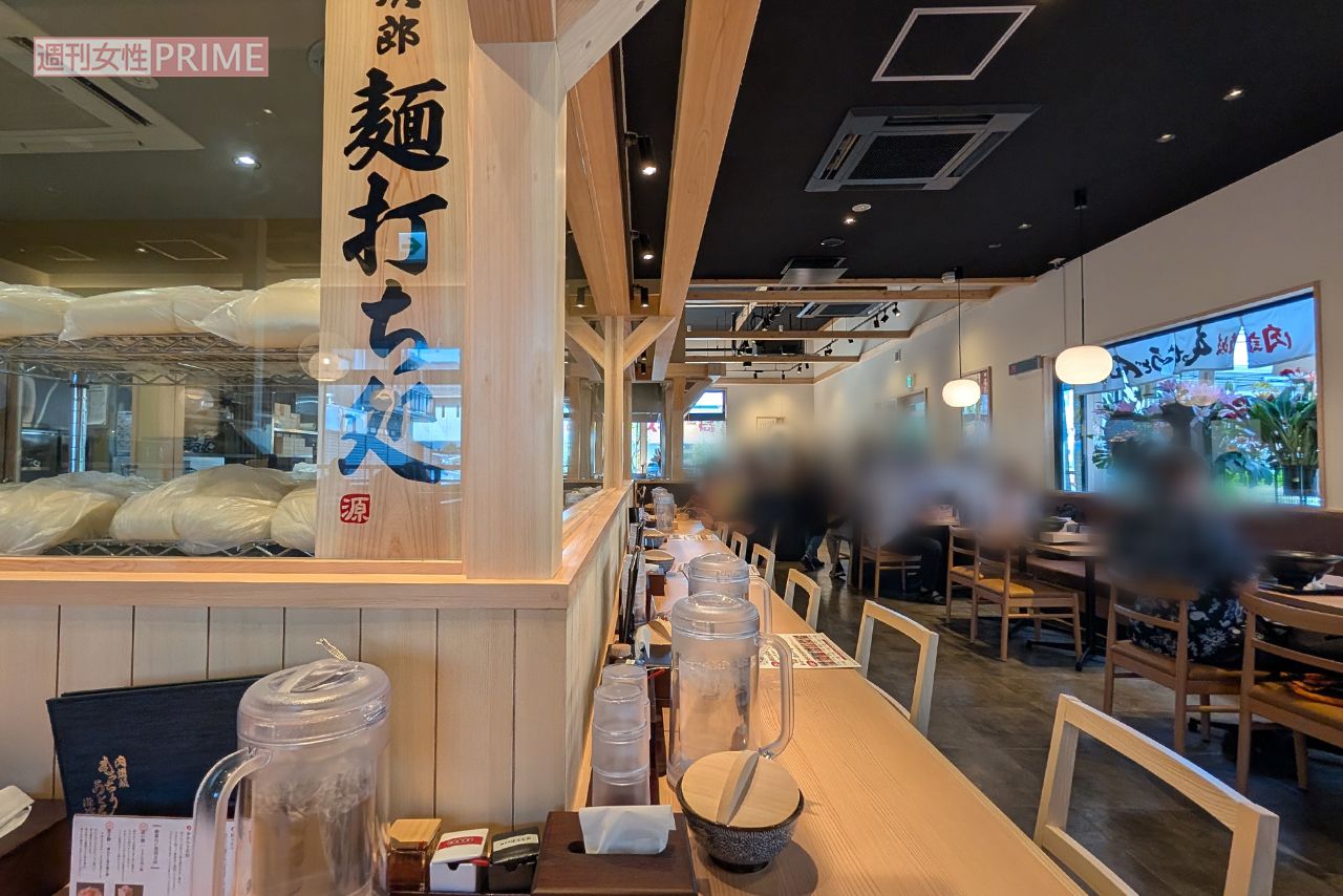 「肉讃岐 もっちりうどん源次郎」の店内　撮影／編集部