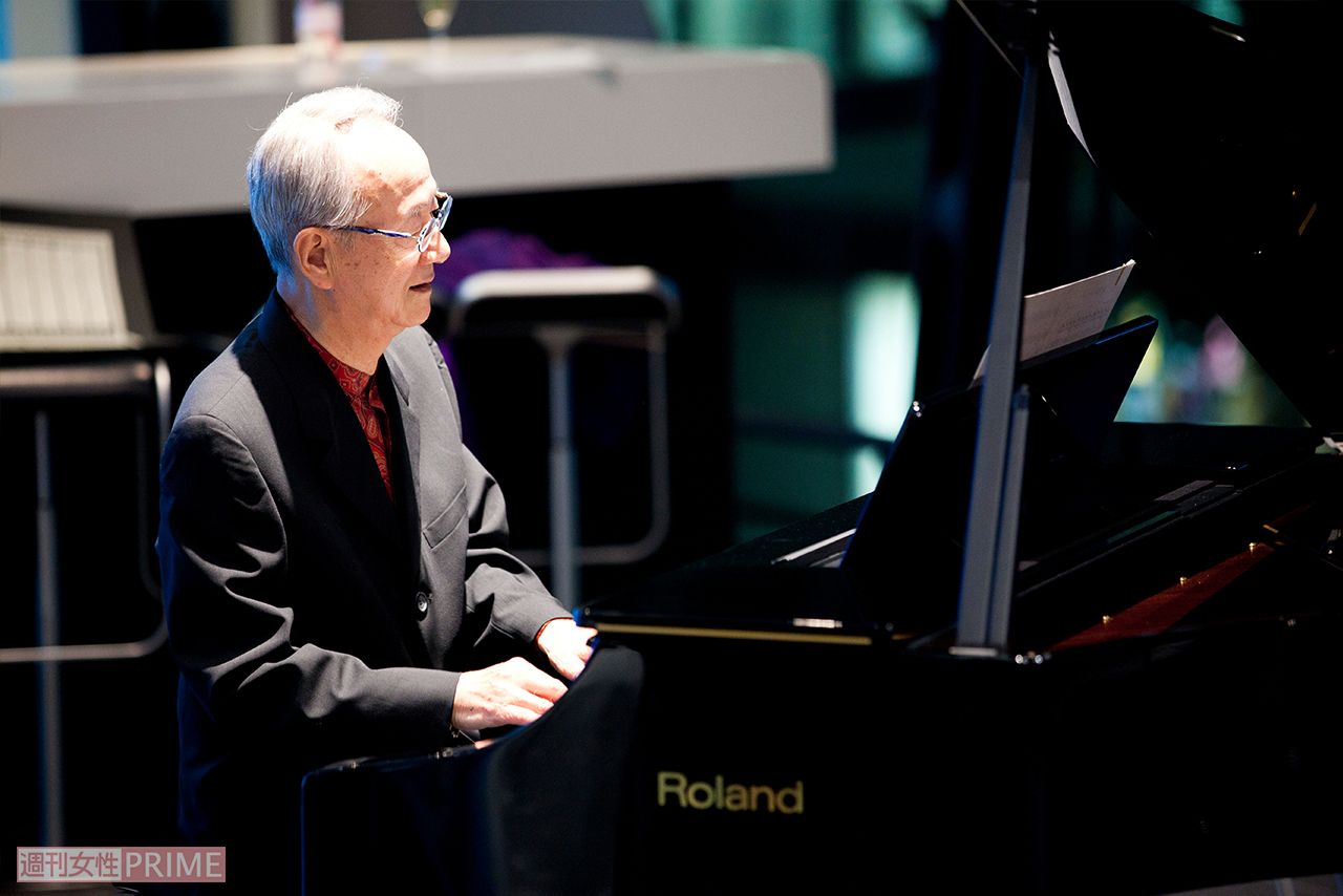 '12年に行われた演奏会でピアノを弾く服部さん。多くの人に楽しんでもらうため、音楽活動をずっと続けていた