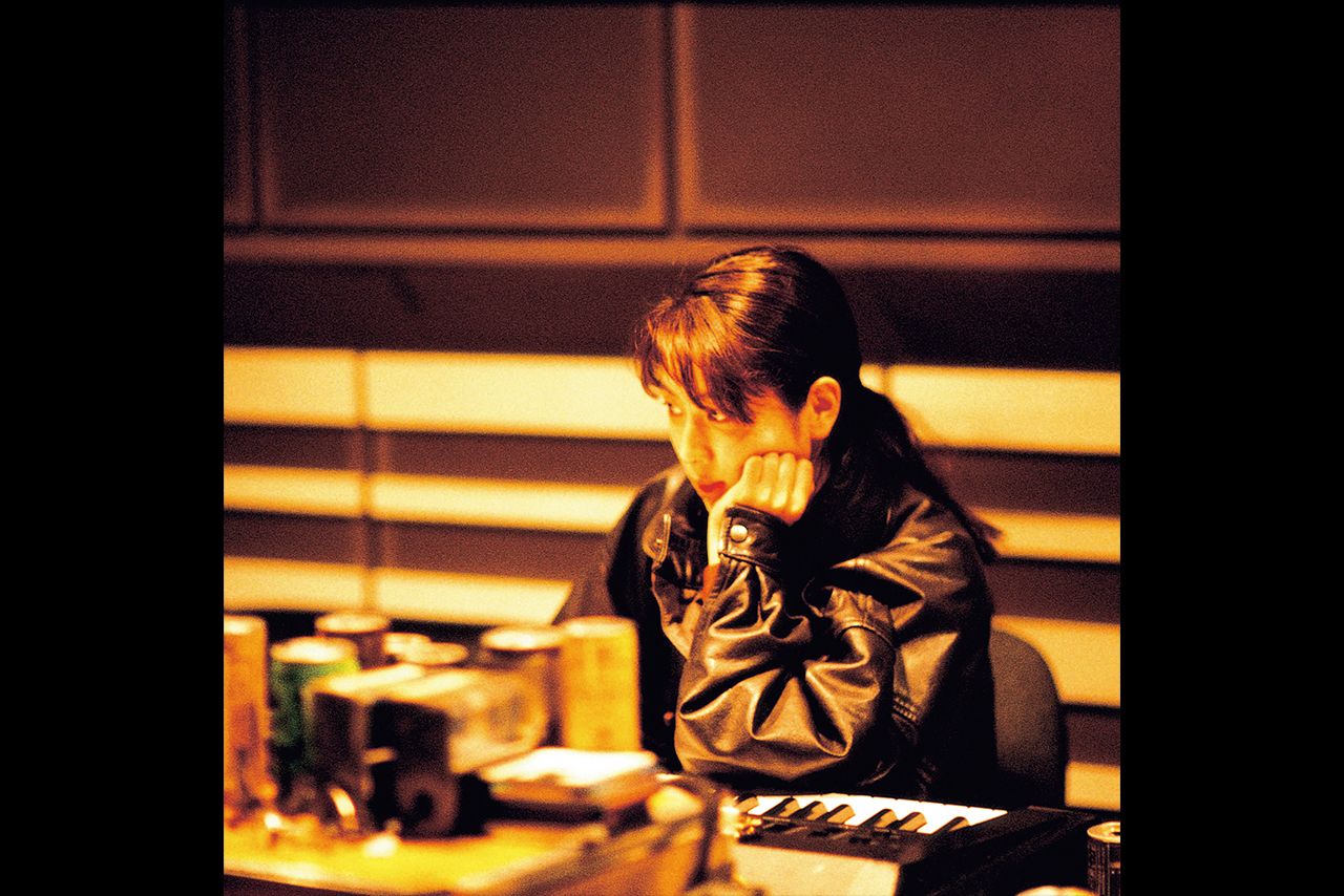 思い出の1枚は、デビューシングル『Good-bye My Loneliness』のレコーディングスタジオで鈴木さんの革ジャンを着た坂井さん。「プロデューサーのアイデアで急きょ、着てもらうことになりました」（鈴木さん）
