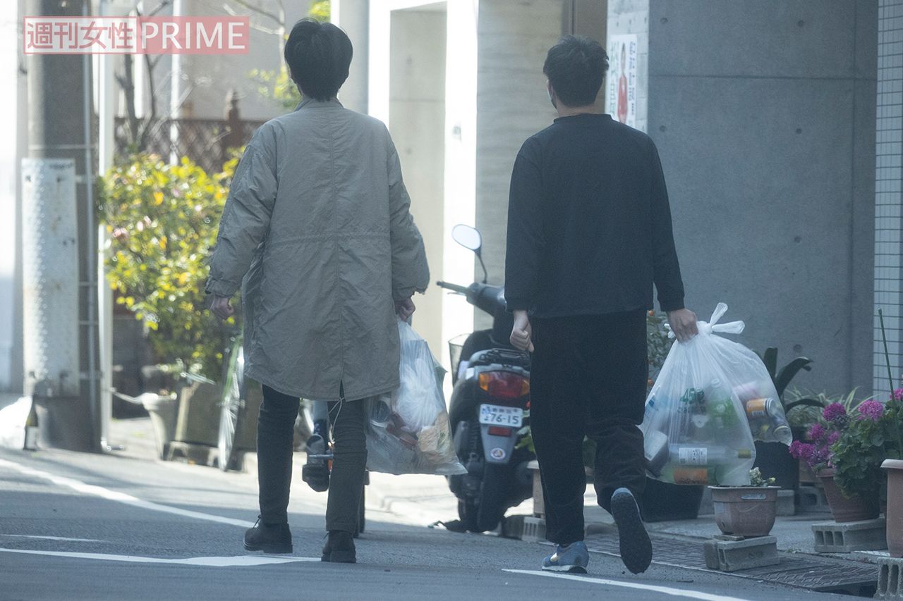 飲み会の翌朝、酒ビンなどのゴミ出しをする医療従事者たち