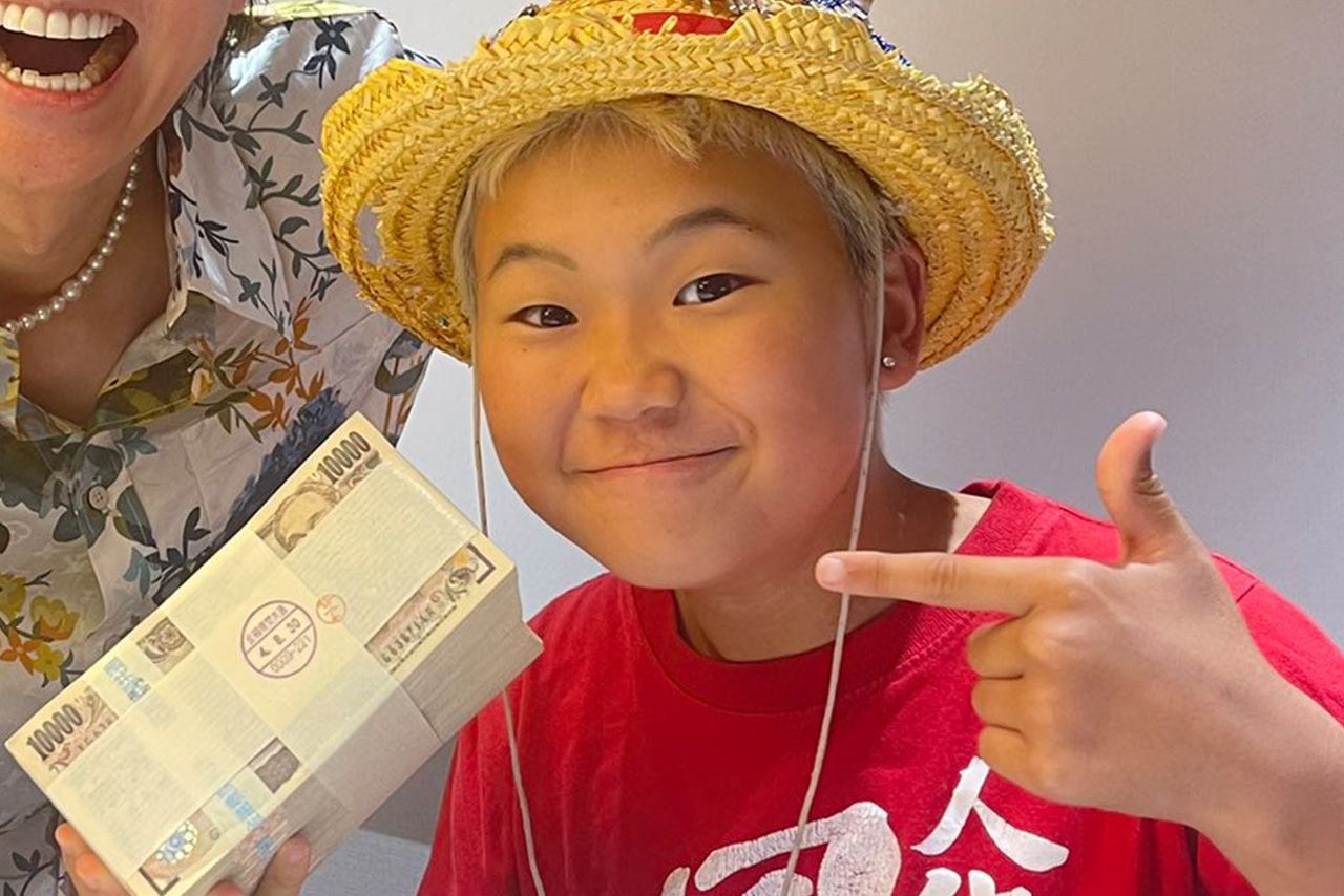 Repezen Foxxの企画に出演した際に偽物の大金を貰って喜ぶゆたぼん（YouTubeより）