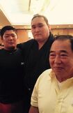左から高3の尊富士、部屋の合宿で青森に来た照ノ富士、尊富士の祖父・工藤弘美さん(越後谷氏提供)