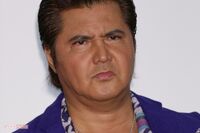 竹内力、スレンダー美女とデレデレ“腕組みデート”でみせた「苦しい言い訳」