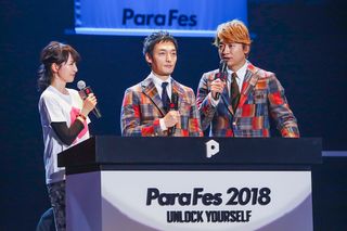 汗だくになった2人の選手を前に、「この汗がいずれ2人を輝かせる材料になる」と草なぎ。会場から笑いが起きると、香取は「今、結構いいこと言ったよ!?（笑）」　提供：日本財団パラリンピックサポートセンター