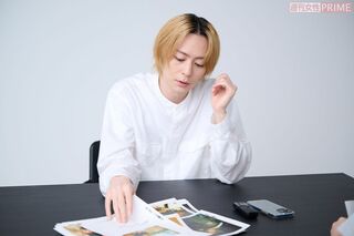 スタッフに写真集の見どころを熱く語る様子も。（撮影／渡邉智裕）