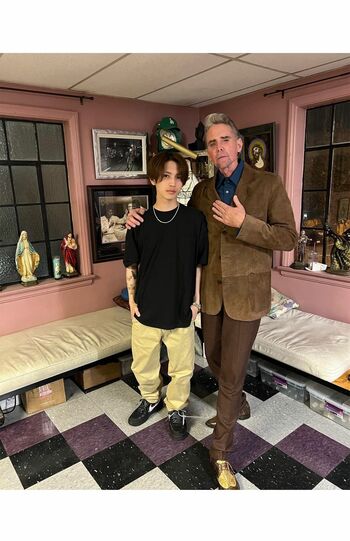 8月、彫り師のマーク・マホーニーとのツーショットをアップ（岩橋玄樹公式インスタグラムより）