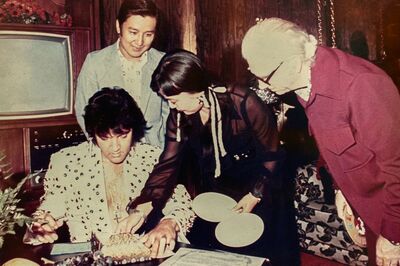 元夫とラスベガスの教会で挙式後、エルヴィスに結婚証明書の証人としてサインをしてもらったときの記念写真。直後、お祝いのキスもねだったという