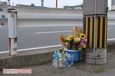 事故現場の献花