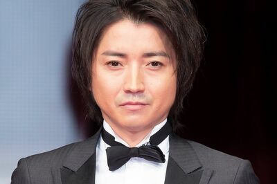 藤原竜也の貴重なパパ姿撮！ わが子に“自転車の乗り方”を教える穏やかな休日