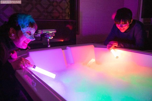 ライト付きのお風呂。ランダムに色が変わる設定にして、自担の色を待つ2人。