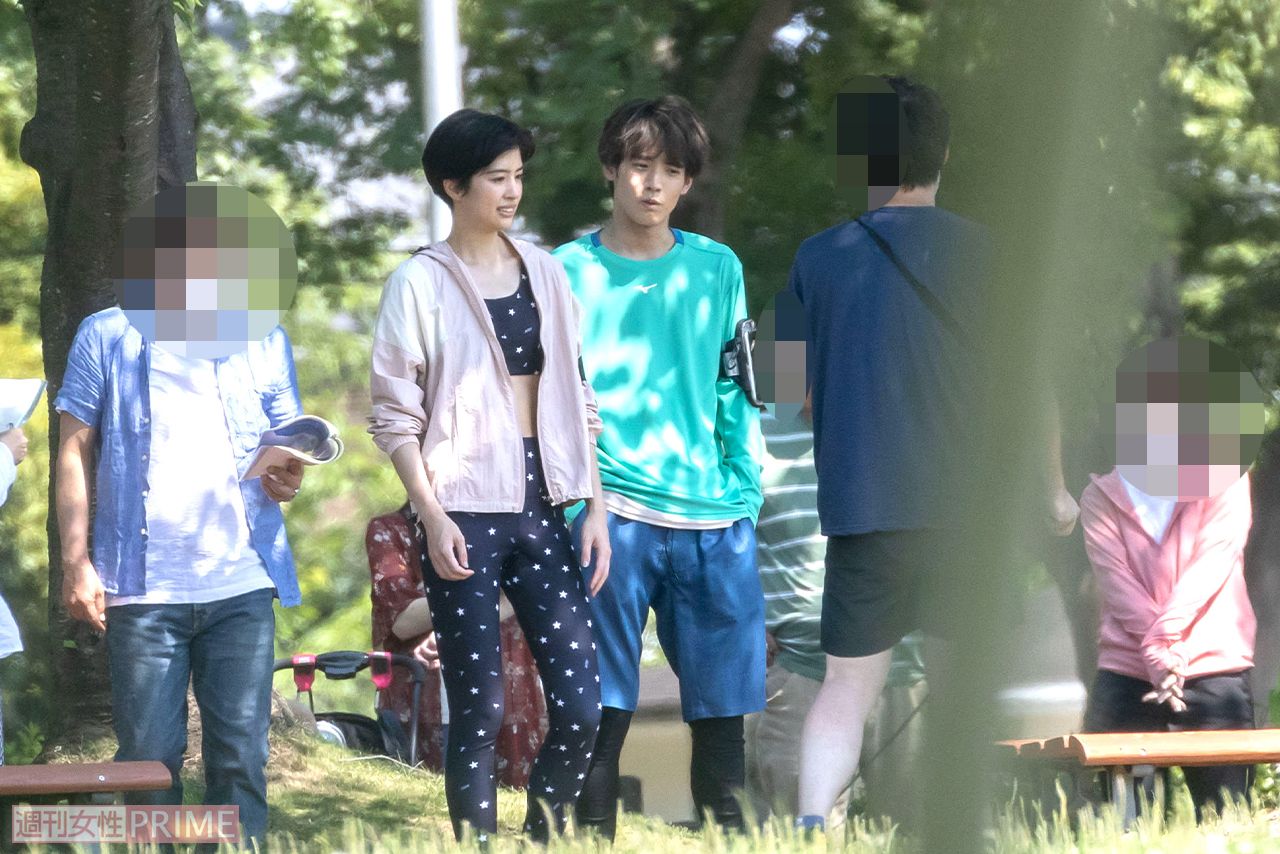 ドラマ『彼女はキレイだった』ロケ中の赤楚衛二と佐久間由衣