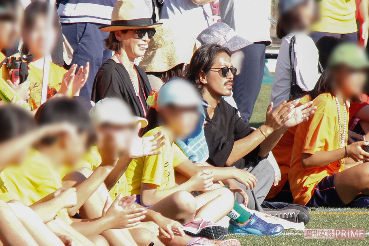 芝生に座り込み娘の走りを見守る森田剛と宮沢りえ（'18年10月）