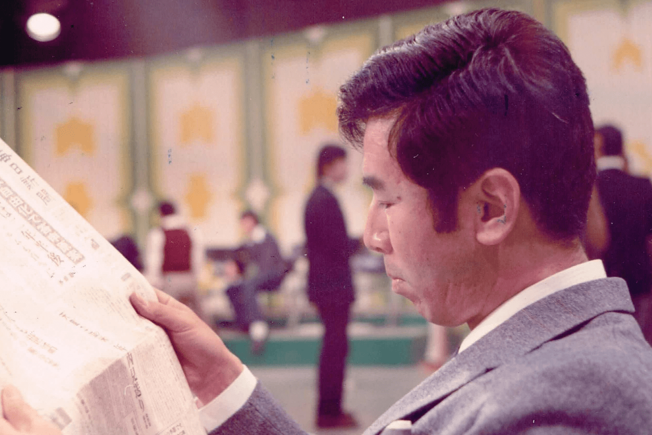 テレビ神奈川『学歴社会を考える』のスタジオで撮影。企画・司会を務めた同番組は、放送批評懇談会のギャラクシー賞を受賞した