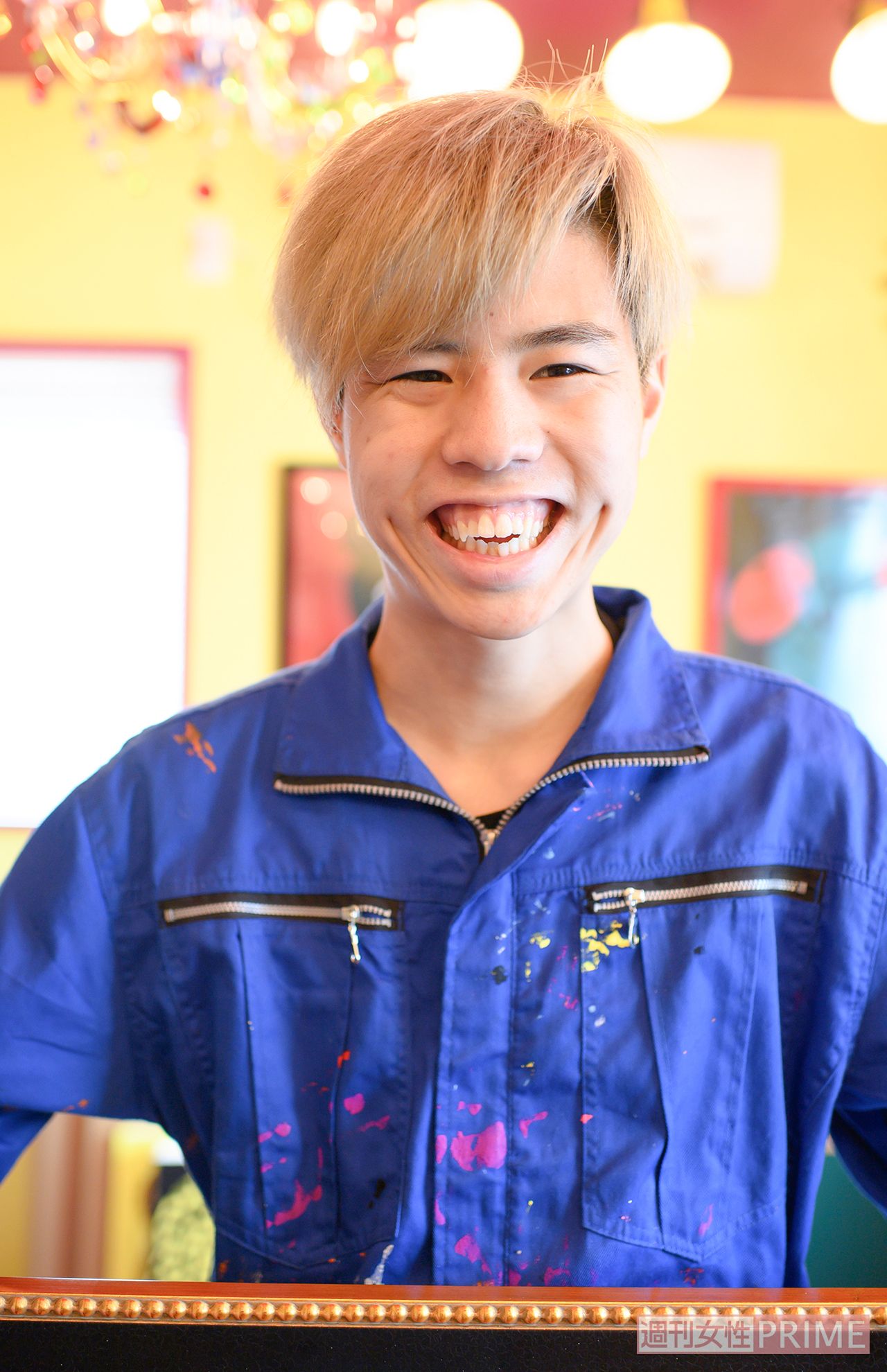 カメラを向けるとニッコリ。20歳でヘアスタイルを変え、ファッションにこだわるようになってから、表情も変わってきた