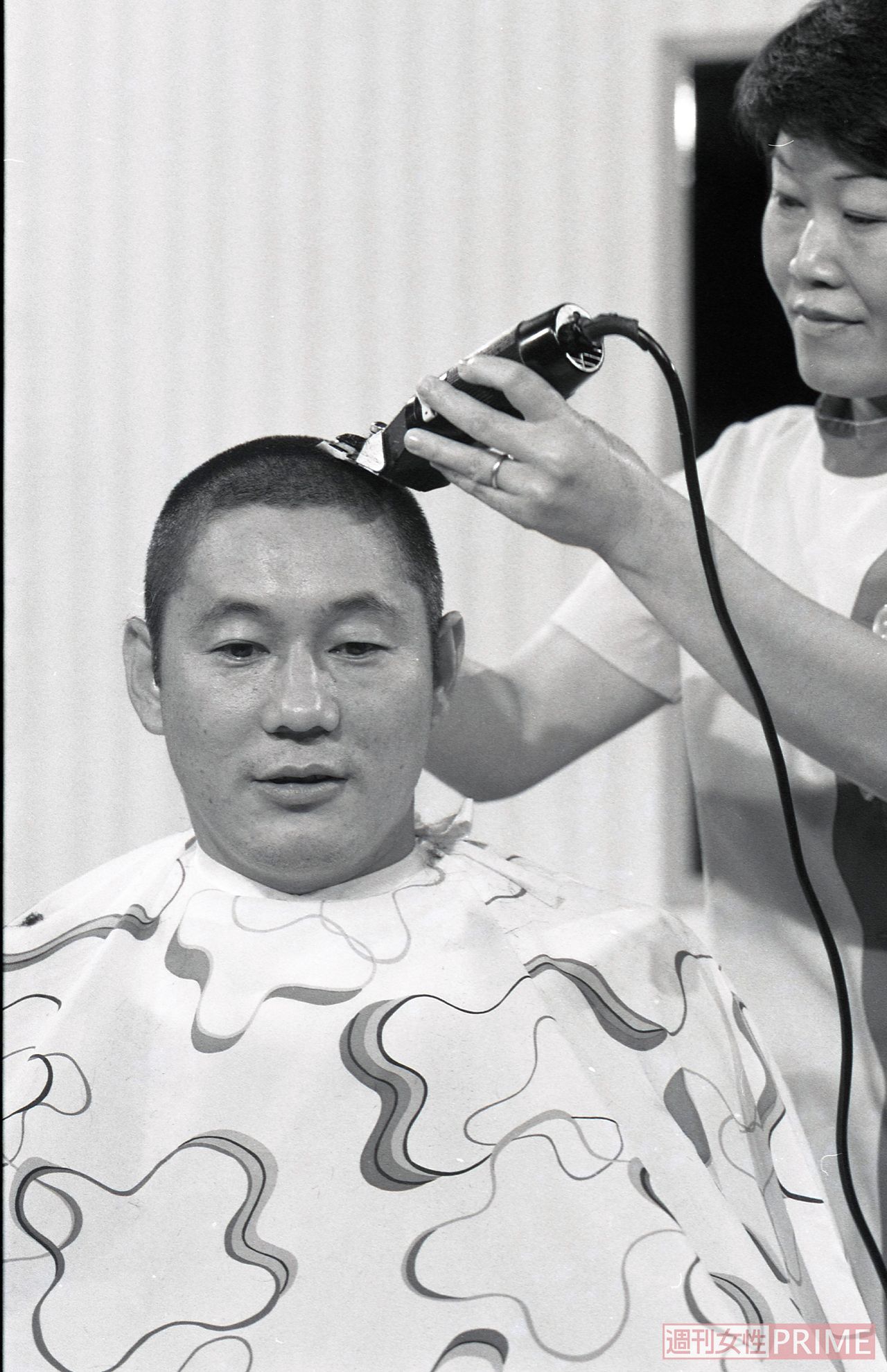 『戦場のメリークリスマス』撮影のために頭髪を刈り込むたけし