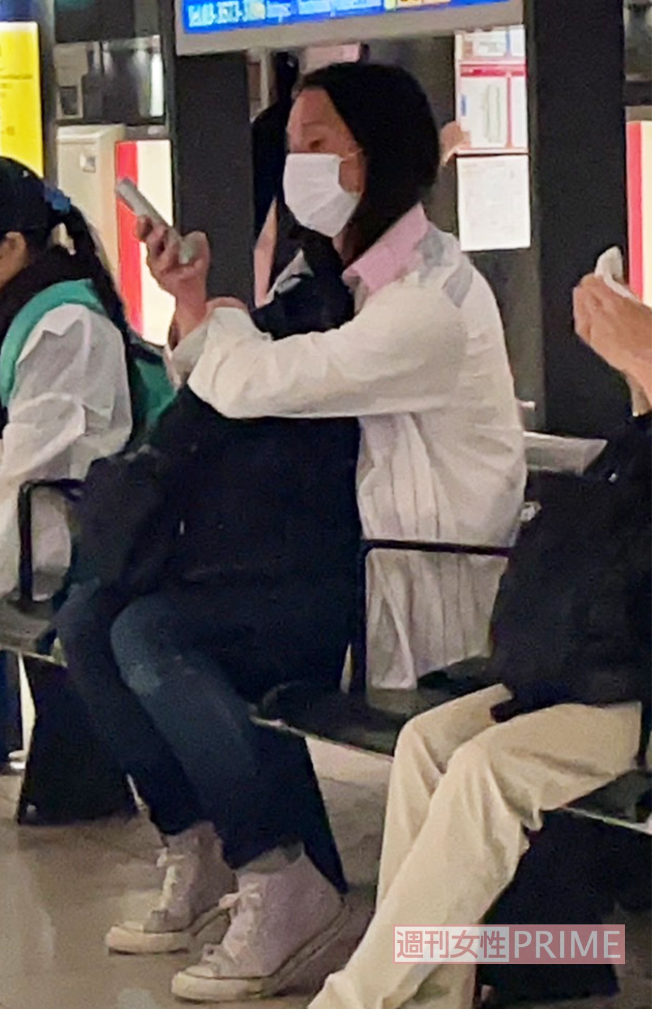 ベンチに座り電車を待つトム・ブラウン布川ひろき