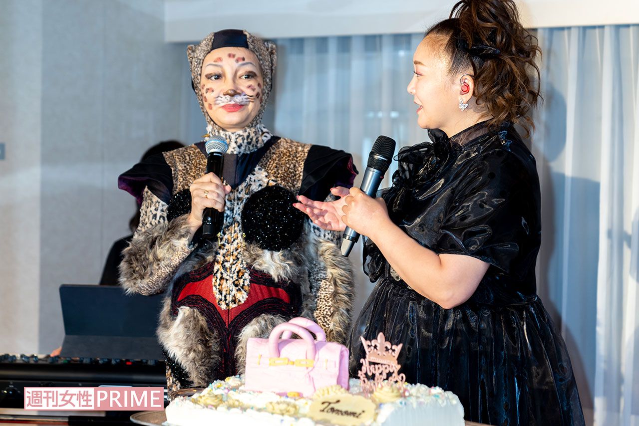 船上ライブで岩井志麻子の登場に喜ぶ華原朋美