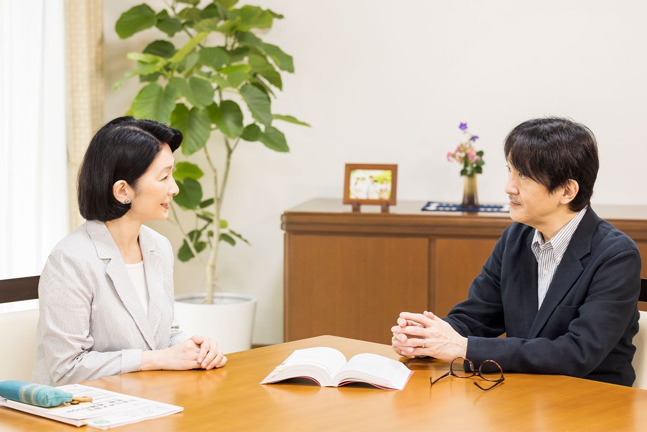 9月11日、紀子さまが55歳の誕生日を迎えられた際に公表されたお写真。コロナ禍の医療現場に関する本を前に、秋篠宮さまと言葉を交わされて