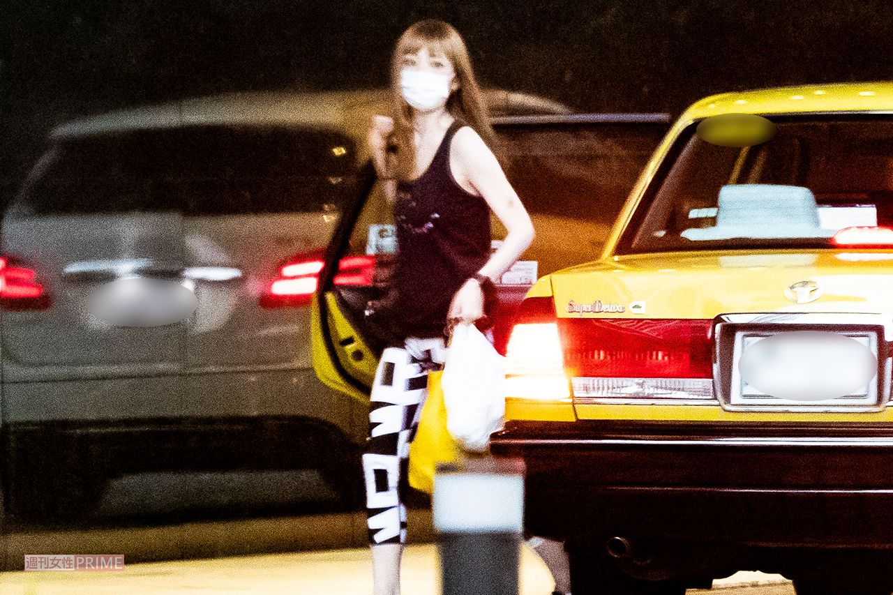 2020年7月下旬、タクシーから降りる吉澤ひとみ