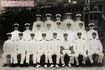 夏用軍服の海軍の将校。岩井さんは中央列右から3番目