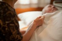 ＜安倍政権のシニア政策＞年金カット、介護は負担増「法改悪のツケが一手に集中」