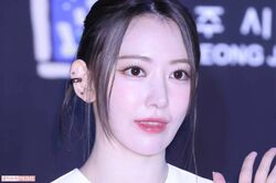 LE SSERAFIM・宮脇咲良の“超ミニ丈”ホットパンツ姿に「え、履き忘れてる!?」神スタイル披露でファン騒然