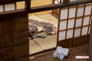 汚れた部屋の一方で、手前にはきちんと整理された新聞が（小島美羽さん作）撮影／齋藤周造