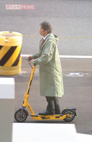 封鎖された高速道路上を、キックボードに乗って颯爽と走っていた織田裕二