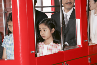 2005年、7月、愛知万博を視察された初等科5年生のころの佳子さま（撮影／JMAP）