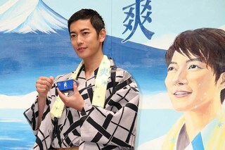 ロッテアイス『爽』のCM発表会で。銭湯が舞台のＣＭにちなみ、自身が描かれた“銭湯絵”をプレゼントされる（2015年4月9日）