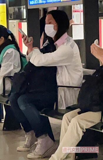 ベンチに座り電車を待つトム・ブラウン布川ひろき