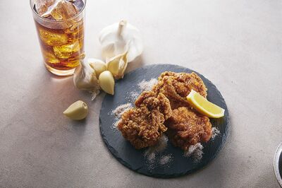 コラボ第２弾の『にんにくコーラから揚げ』。まぶされた白い粉が特徴