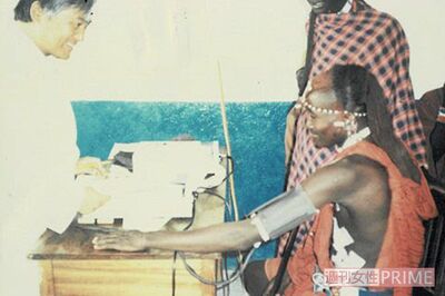 初めての血圧測定にマサイ人も興味津々