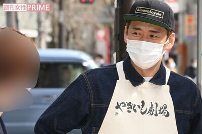 焼き芋店の営業中に直撃インタビューを受けるやまもとまさみ