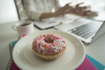 間食を食べてスリムに？ ミランダ・カーもハマる「ヘルシースナッキング」