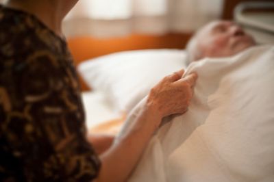 ＜安倍政権のシニア政策＞年金カット、介護は負担増「法改悪のツケが一手に集中」