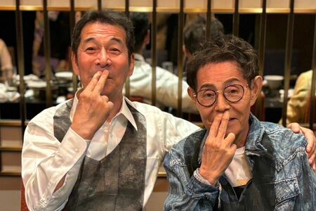 会食では、楽しくたくさん食べられるので積極的に参加。大親友の井上順さんと楽しく食事をとる茶さん