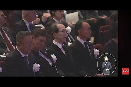 石破首相が寝ているのでは？　と指摘されたシーン（「THEPAGE」公式YouTubeより）