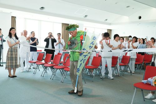 北海道がんセンターでゴールテープを切った瞬間。ドクターや看護師、点滴スタンドを持った患者さんまで、数百人がゴールを祝した　撮影／森田晃博