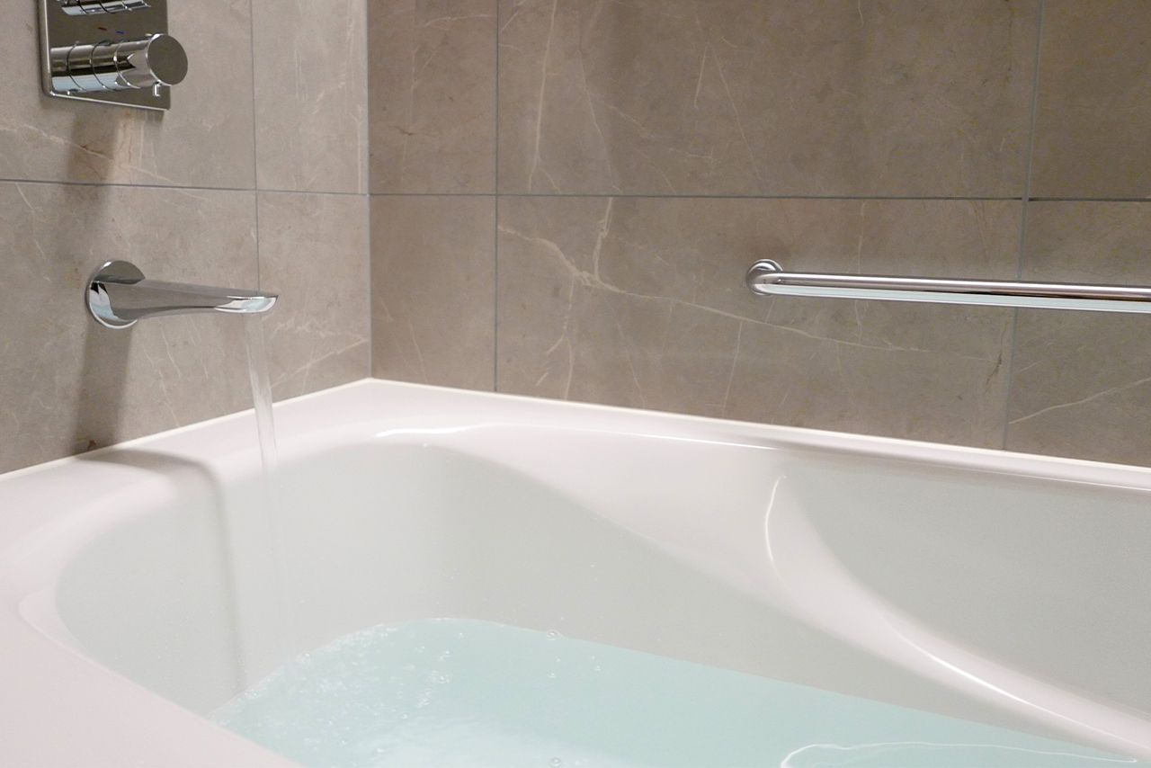 夏場は浴槽のお湯が少なくても十分！湯張りの設定を見直して　※写真はイメージです