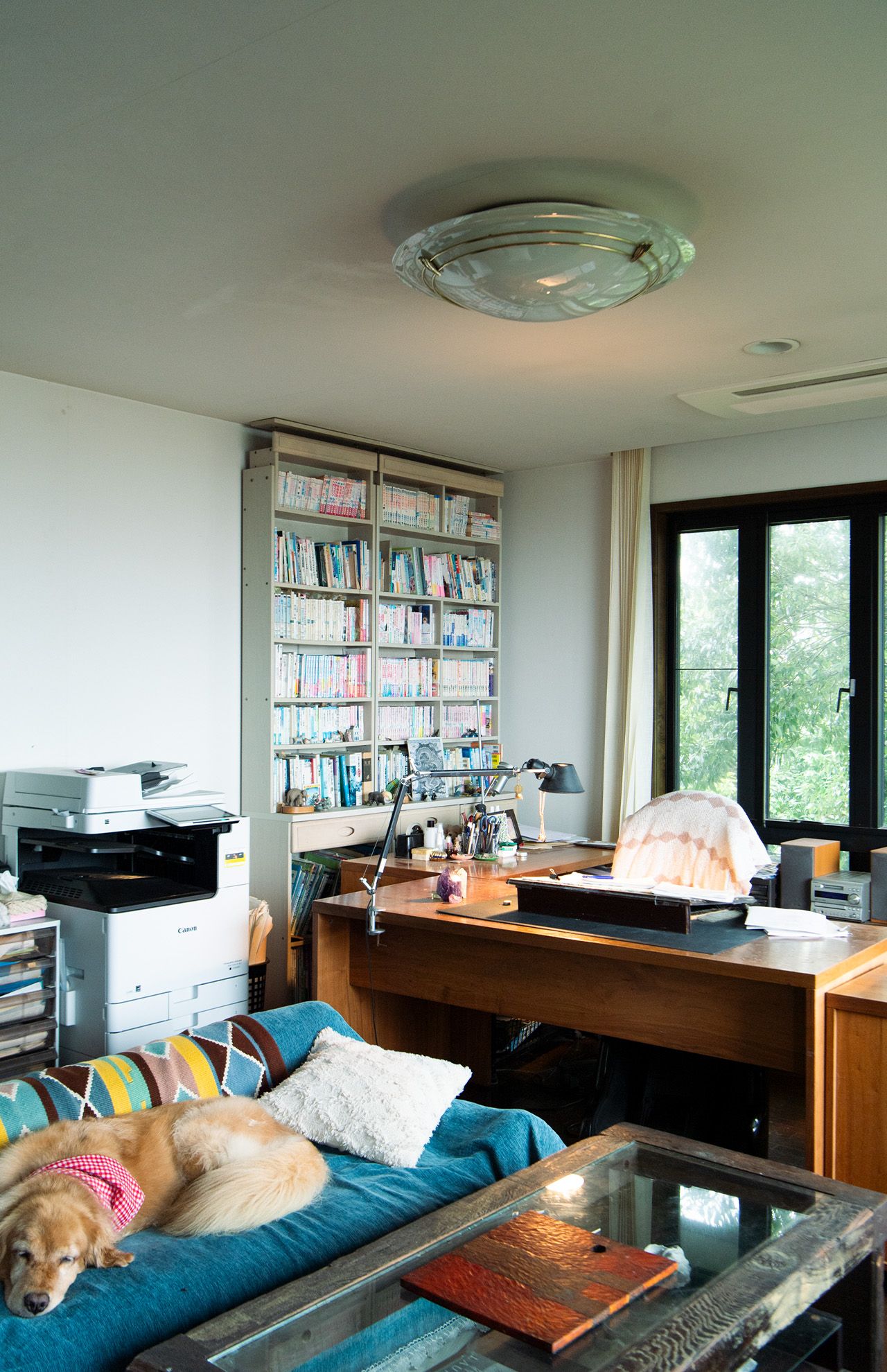 一日のほとんどを過ごしている折原みとさんの仕事部屋。本棚には、デビューから40年分の著作が並ぶ　撮影／砂原文（写真はすべて『60代バツなしおひとりさま、毎日ごきげん暮らし』から転載）