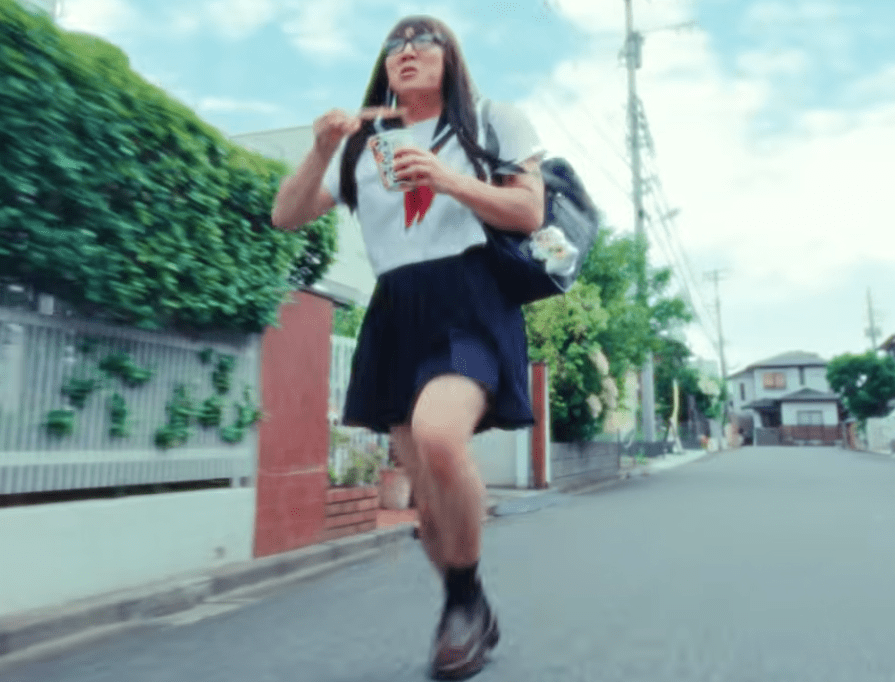 「セーラー服が似合う」YouTubeでセーラー服姿を披露したヒカキン（公式YouTubeより）