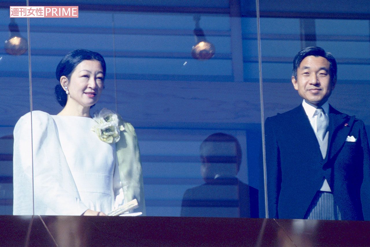 昭和60年1月、『新年一般参賀』にお出ましになる上皇ご夫妻。