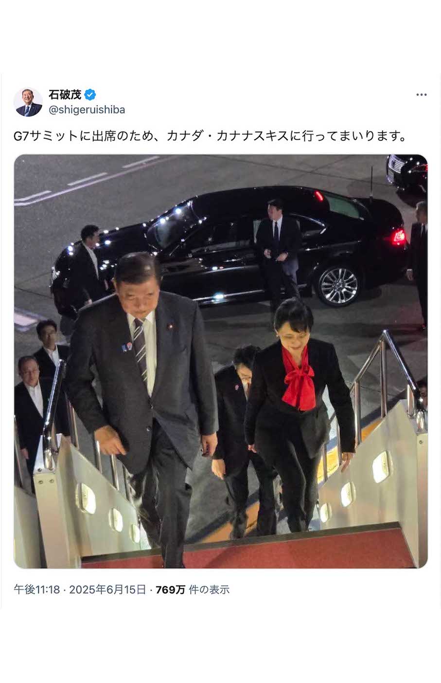 石破茂首相と一緒にタラップを上がる佳子夫人。黒いパンツスーツに赤いリボンタイ付きのブラウスが目を引く、キャリアウーマン風の装い（石破首相のXより）