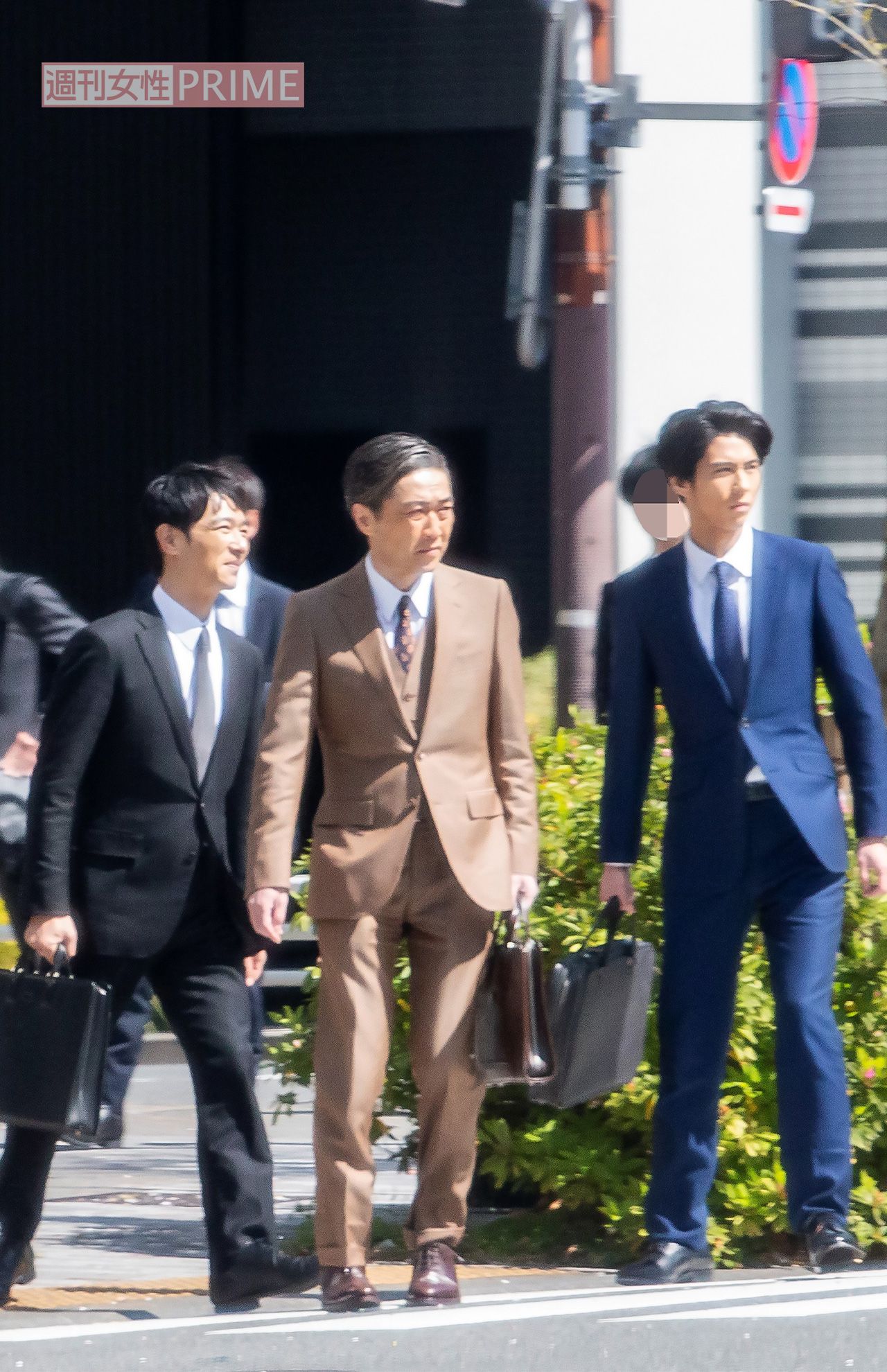4月のロケには証券会社の同僚役・池田成志（写真中央）と賀来賢人（写真右）の姿も
