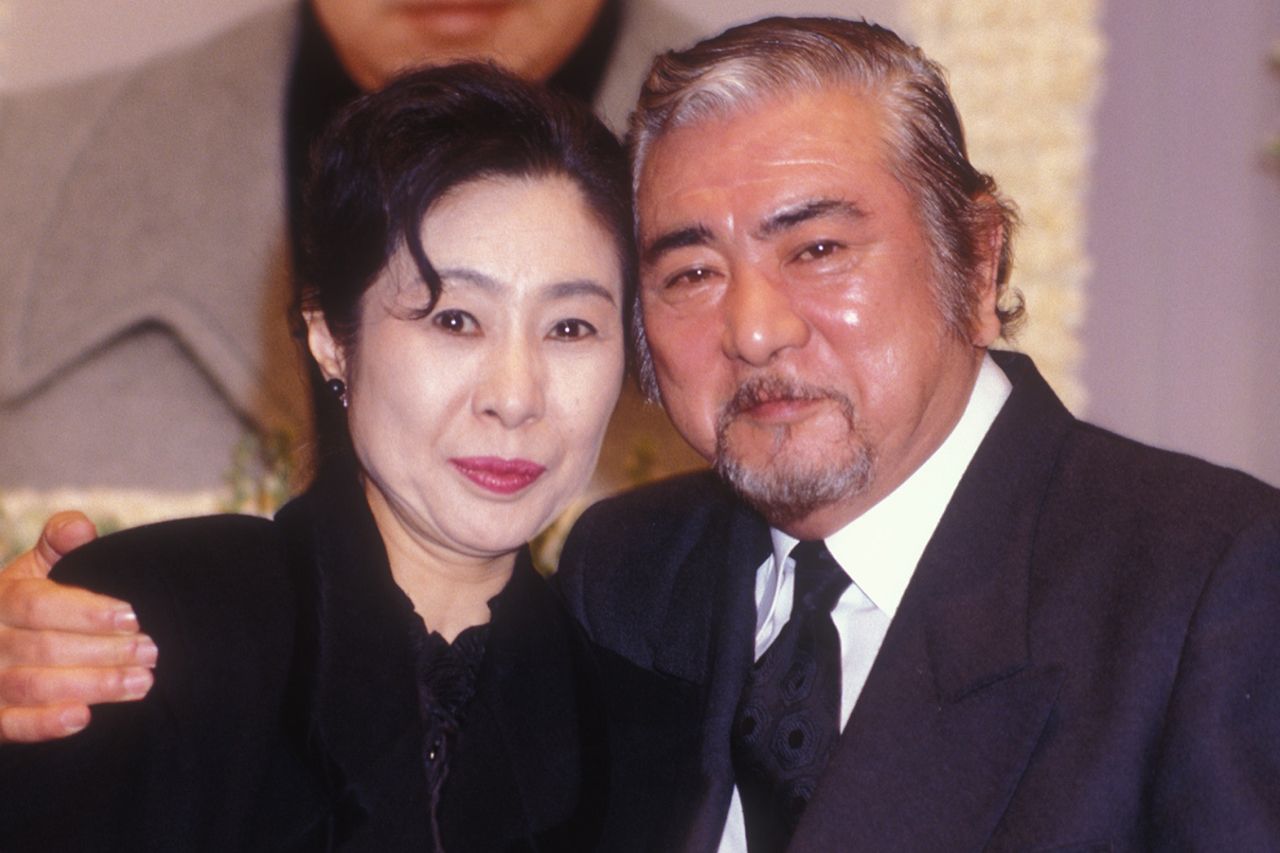 寄り添う2人