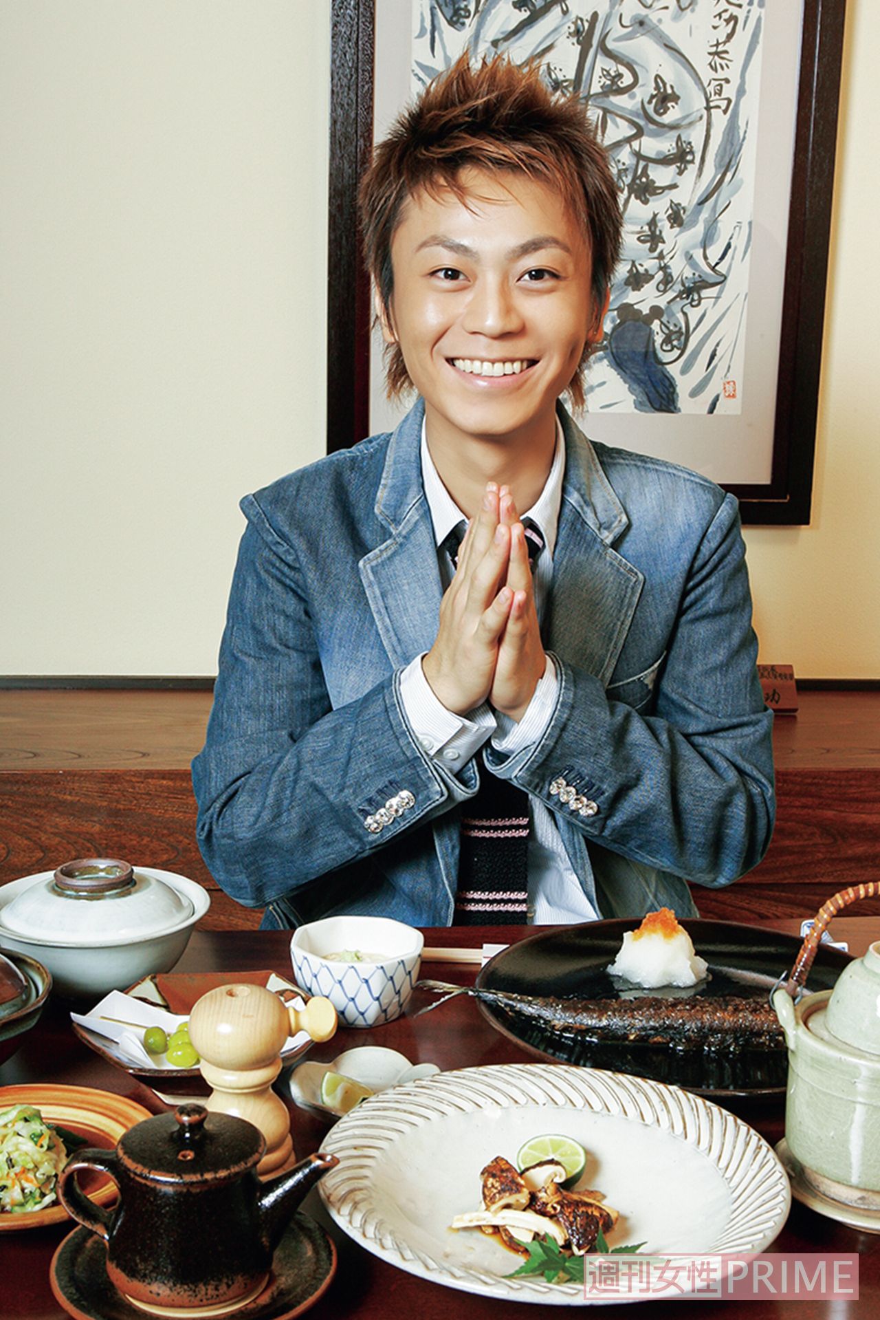 '04年10月。松茸の土瓶蒸し＆炭火焼き、サンマの塩焼き、栗ご飯……秋の味覚に舌鼓。「しびれるっ！おいしー！いいおだしですね。松茸は国産？やっぱり香りが違いますね」とご機嫌　撮影／廣瀬靖士、本誌写真班